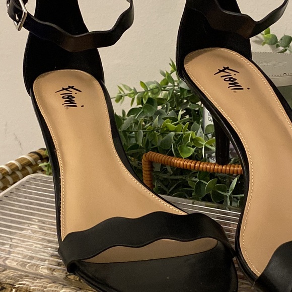 Women’s Black Scalloped Strappy Heels, Size 8.5, NWOT, never worn.  No defects - Picture 10 of 11